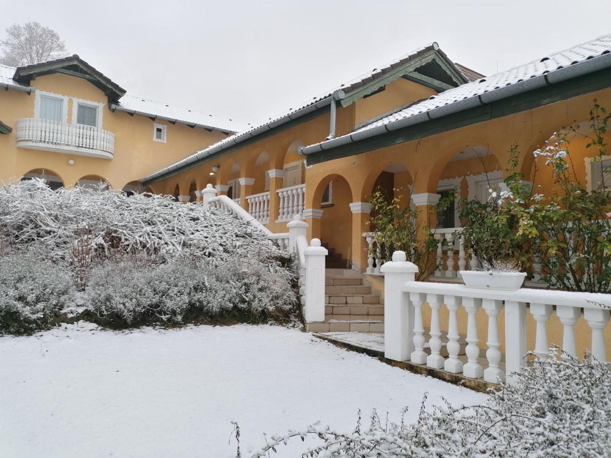 Bed and Breakfast Panoráma Birtok - Wellness Panzió, Konferencia és Rendezvényközpont Győrújbarát Exterior foto