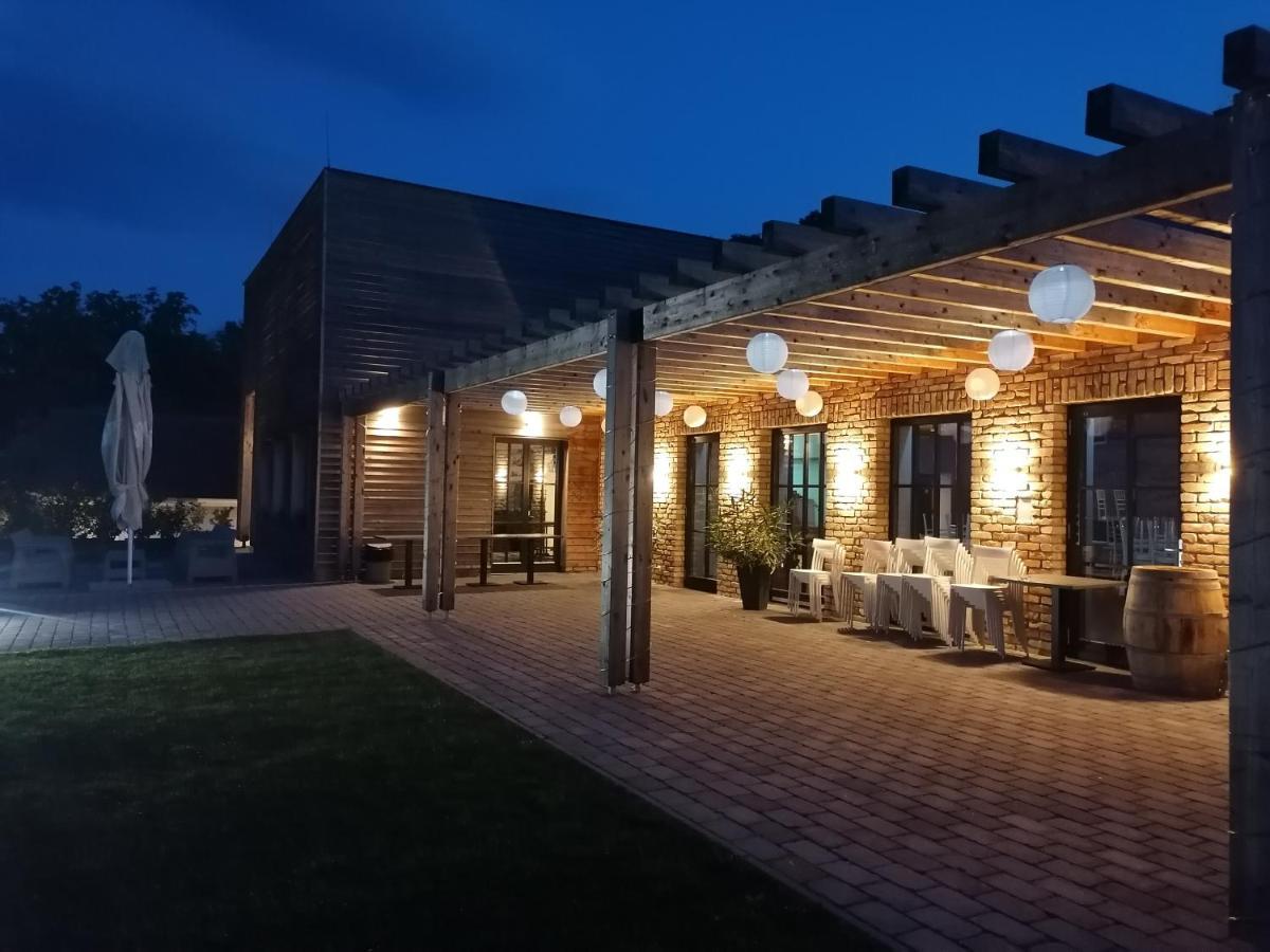 Bed and Breakfast Panoráma Birtok - Wellness Panzió, Konferencia és Rendezvényközpont Győrújbarát Exterior foto