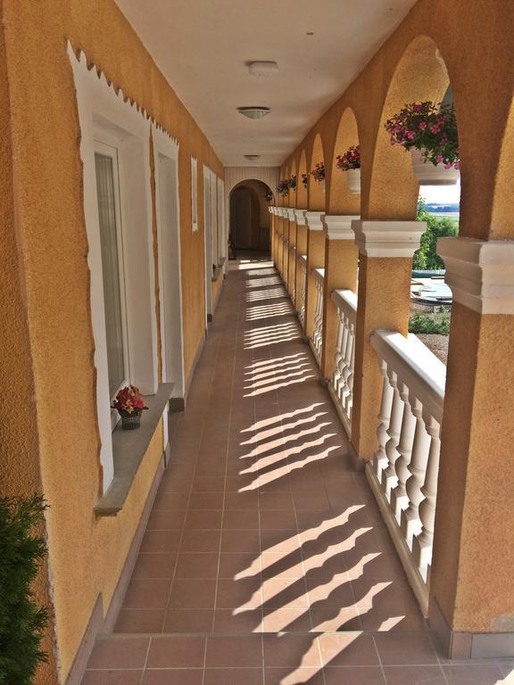 Bed and Breakfast Panoráma Birtok - Wellness Panzió, Konferencia és Rendezvényközpont Győrújbarát Exterior foto